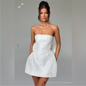 Elegant White Strapless Dress for Special Occasions